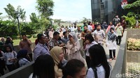 Ratusan karyawan di Gedung KPK berhamburan keluar ruang.