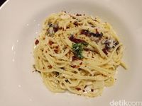 Spaghetti carbonara yang creamy enak.