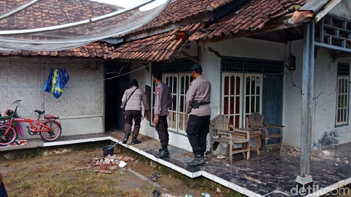 Wagub dan Wakapolda Banten Tinjau Rumah Rusak Akibat Gempa