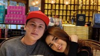 Pada 21 Januari 2018, Ussy dan Andhika Pratama rayakan ulang tahun pernikahan keenam. Butik teh di salah satu mall Jakarta jadi tempat pilihan mereka. Foto: instagram @ussypratama