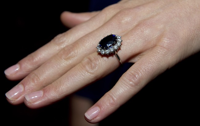 Cincin tunangan Kate Middleton bermata safir biru dan dihiasi berlian-berlian kecil di pinggirannya. Sebelumnya cincin tersebut milik Putri Diana yang diberikan Pangeran Charles pada 1981. Cincin tersebut dulu bernilai USD 38 ribu atau Rp 500 jutaan. Namun seiring inflasi, kini bernilai USD 400 ribu atau sekitar Rp 5,4 miliar. Foto: Getty Images