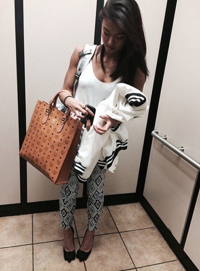 Selain ransel MCM yang harganya US$ 4.300 atau sekitar Rp 57 juta, Agnez juga memiliki tas dari brand asal Jerman lainnya. Seperti yang dipakainya ini saat bergaya #ootd. Foto: Youtube, Instagram