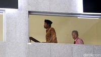 Yunus masuk ke ruang pemeriksaan.