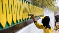 Dinding underpass dicat ulang karena warnanya sudah kusam.