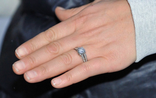 Cucu tertua kedua dari Ratu Elizabeth II dan Pangeran Phillip, Zara Phillips, bertunangan dengan Mike Tindall pada 2010. Kala itu ia memakai cincin platinum bertatahkan berlian solitaire besar di tengah, dengan 40 berlian kecil di pinggirannya.  Foto: Getty Images