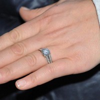 Cucu tertua kedua dari Ratu Elizabeth II dan Pangeran Phillip, Zara Phillips, bertunangan dengan Mike Tindall pada 2010. Kala itu ia memakai cincin platinum bertatahkan berlian solitaire besar di tengah, dengan 40 berlian kecil di pinggirannya.  Foto: Getty Images