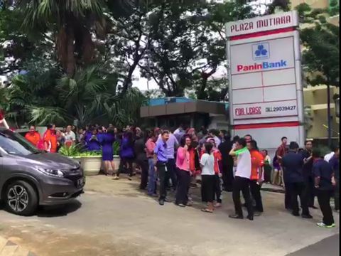 Setelah merasakan terjadinya gempa, pekerja berkumpul di ruang terbuka hingga situasi aman