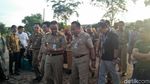 Potret Anies Panen Padi dan Petik Buah Naga di Cakung