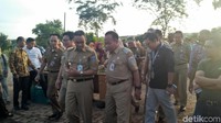 Foto: Anies tiba di kawasan Inspeksi Banjir Kanal Timur, Cakung, Jakarta Timur, pada Selasa 23 Januari 2018 sekitar pukul 06.20 WIB. Dia didampingi Wali Kota Jakarta Timur Bambang Musyawardana.  Fotografer: Aditya Fajar/ detikcom