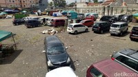 Lokasi ini sementara digunakan sebagai lahan parkir. Tampak ada banyak mobil di lokasi ini.