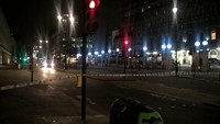 Sekitar 1.450 orang dievakuasi dari sebuah hotel dan kelab malam di sekitar jalanan Craven Street, dekat stasiun Charing Cross. Stasiun tersebut juga ditutup sementara untuk umum. Jalanan di sekitarnya juga diblokir. Foto: Twitter/London Fire Brigade