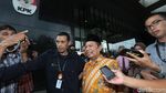 Usai Diperiksa KPK, Wali Kota Mojokerto Tertawa