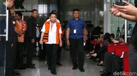Setya Novanto keluar gedung KPK usai menjalani pemeriksaan, Selasa (23/1/2018).