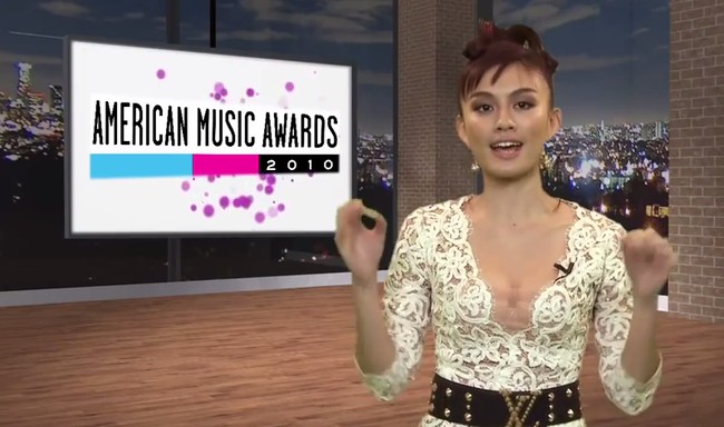 Agnes Monica atau kini lebih populer dengan nama Agnez Mo pernah mendapatkan kesempatan menjadi host karpet merah American Music Awards 2010 yang digelar di Los Angeles, Amerika Serikat. Agnes pun pernah mempromosikan gelaran tersebut di televisi. Saat itu, penyanyi yang kini tinggal di Amerika Serikat tersebut tampil memakai belt atau ikat pinggang detail studded dari brand Louis Vuitton seharga US$ 1.520. Foto: Youtube, Instagram