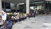 Dari pengeras suara terdengar arahan agar orang-orang yang berada di dalam gedung tetap tenang dan tidak perlu tergesa-gesa keluar gedung untuk menghindari potensi kecelakaan karena terinjak-injak di tengah kerumunan.