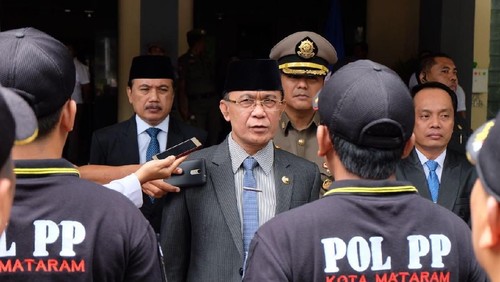 Walkot Mataram Ayar Abduh melantik Kasatpol PP. Aksi tendangannya viral di medsos