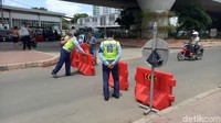 Petugas Dishub DKI menjaga lokasi Jalan Jatibaru yang dilarang melintas.