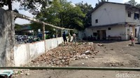 PD Pasar Jaya masih bernegosiasi dengan pemilik lahan di samping Hotel Pharmin, Tanah Abang, yang direncanakan menjadi lokasi penampungan sementara pedagang Blok G. Negosiasi dilakukan dengan pengelola lahan, PT Bintang Sinar Kencana.