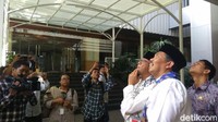 Anies saat mengecek Gedung DPRD yang temboknya disebut miring (Foto: Dok. Detikcom)