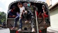 Militer Filipina ikut membantu proses evakuasi warga di Provinsi Albay, pada 23 Januari ini. Foto: REUTERS/Stringer