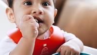 Andien memang memilih untuk memulai BLW (Baby Led Weaning). Makanan yang pertama kali dimakan Kawa adalah labu siam, brokoli, wortel, dan buncis. Semua dikukus. Foto: Instagram Andien Aisyah