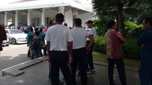 PNS menyelamatkan diri ke lapangan.