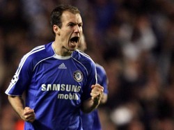 Arjen Robben pada 2004 akan bergabung dengan MU dan bahkan sudah terlihat di sekitar kompleks latihan klub. PSV Eindhoven akhirnya melepas Robben ke Chelsea setelah menawar dengan harga 12 juta pound sterling dan MU cuma 5 juta pound. (Foto: Mike Hewitt/Getty Images)