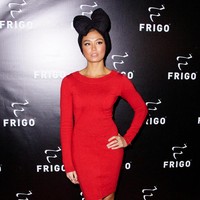 Kembali datang ke acara pesta Hollywood, kali ini Frigo Party pada 2013, Agnez Mo bergaya di karpet merah memakai cokctail dress merah dari brand Herve Leger. Dia juga memakai ankle boots Gucci seharga US$ 960. Foto: Youtube, Instagram