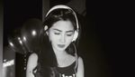 Bikin Lambe Turah Diomelin, Nih Si Seksi yang Lengket-lengket sama Gading