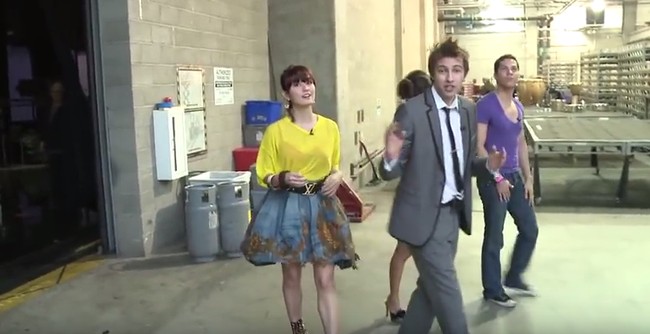 Masih dalam rangkaian American Music Awards 2010, saat tampil untuk Exclusive Backstage Look with David Lehre, Agnez kembali memakai belt Louis Vuitton. Dan kali ini terlihat mantan penyanyi cilik itu memakai ankle boots berdetail studded dan motif leopard dari brand Christian Louboutin. Sepatunya ini harganya US$ 1.995. Foto: Youtube, Instagram