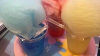 Aneka minuman lain juga diberi warna-warna cerah plus tutup cotton candy warna-warni. Gemes ya! Foto: Instagram Pink Pool Cafe