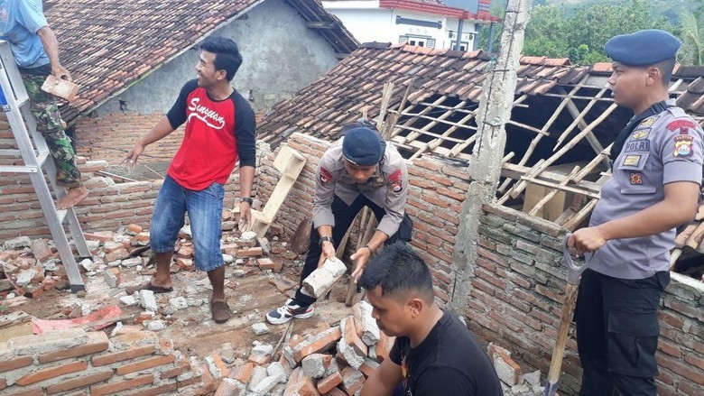 Perbaiki Rumah Usai Gempa, Pria di Lebak Kesetrum Perbaiki Rumah Usai Gempa, Pria di Lebak Kesetrum