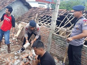 Perbaiki Rumah Usai Gempa, Pria di Lebak Kesetrum