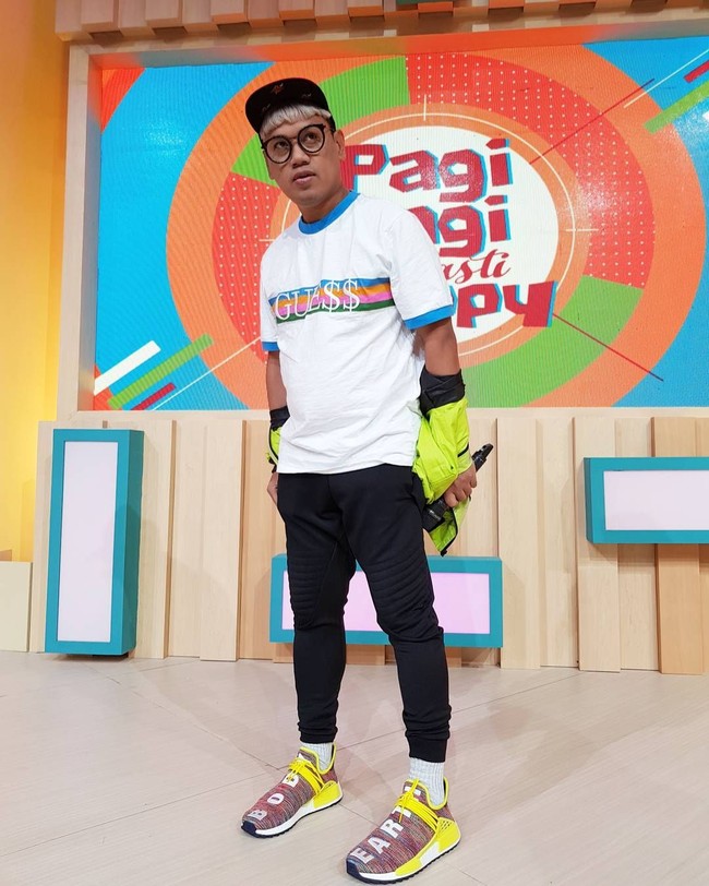 Uya Kuya punya beberapa bisnis. Selain jual beli mobil, presenter tersebut juga membuka bisnis kaki lima, yaitu gerai pisang goreng dan martabak. Bisnis Martabucks dirintisnya bersama artis Luna Maya punya beberapa cabang, seperti Kemang, Bendungan Hilir, Tangerang, dan Rawamangun. Foto: Instagram