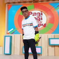 Uya Kuya punya beberapa bisnis. Selain jual beli mobil, presenter tersebut juga membuka bisnis kaki lima, yaitu gerai pisang goreng dan martabak. Bisnis Martabucks dirintisnya bersama artis Luna Maya punya beberapa cabang, seperti Kemang, Bendungan Hilir, Tangerang, dan Rawamangun. Foto: Instagram