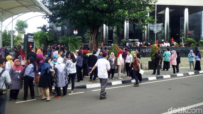 Usai Gempa, Novanto dan Tersangka yang Diperiksa KPK Dibawa Turun