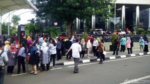Potret Kepanikan Warga Jakarta saat Gempa 6,4 SR