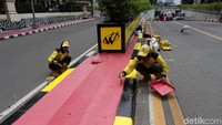Selain underpass, petugas Dinas Bina Marga DKI Jakarta juga mengecat separator jalan yang ada disana.