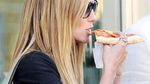 Begini Gaya 10 Selebriti Hollywood Menyantap Pizza Favortinya