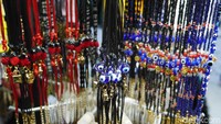 Banyak pedagang yang menjual suvenir berhias manik-manik biru seperti mata di Istanbul. Manik-manik tersebut adalah nazar boncugu, alias jimat yang banyak dikenal juga sebagai evil eye atau mata setan (Kurnia/detikTravel)