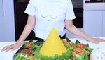 Lihat Momen Seru Ussy Sulistiawaty & Keluarga Saat Menyantap Makanan