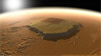 Gunung Olympus Mons adalah gunung berapi di Mars. Dengan tinggi sekitar 25 km, atau tiga kali dari Everest, objek ini sah jadi yang tertinggi di tata surya di antara gunung lain. (Foto: Space )