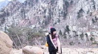 Ranty Maria adalah aktris muda yang tengah naik daun. Selain sibuk main sinetron, dara cantik ini gemar traveling. Foto terbarunya di Instagram, memamerkan dia sedang liburan ke Korea Selatan, tepatnya di Seoraksan Mountain yang bersalju. (Instagram/Ranty Maria)