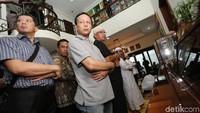 Proses shalat jenazah pun dilakukan di ruang tamu.