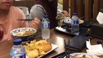 Lihat Momen Seru Ussy Sulistiawaty & Keluarga Saat Menyantap Makanan