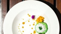 Suka dessert tradisional yang satu ini? Kue putu ayu berwarna hijau dengan paduan parutan kelapa sangat nikmat dipadu bersama dengan gula merah cair. Foto: Dede Akbar