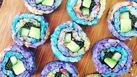 Warna unicorn juga dipakai untuk mewarnai sushi. Biru, kuning hijau dengan gulungan nori di dalam. Menggemaskan!Foto: Istimewa