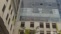 Pengelola mengatakan personel dari Polres Depok dan pemadam kebakaran langsung datang ke lokasi melakukan pengecekan. Apartemen satu tower ini belum dihuni karena pembangunannya belum selesai 100 persen.
