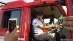 Kijang Satu-Dua Masuk.., Begini Gaya Sandiaga Naik Mobil Damkar