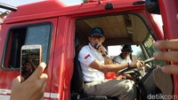 Sandiaga sempat bicara menggunakan alat komunikasi di dalam mobil damkar. Kijang satu, kijang dua masuk, kata Sandiaga.
